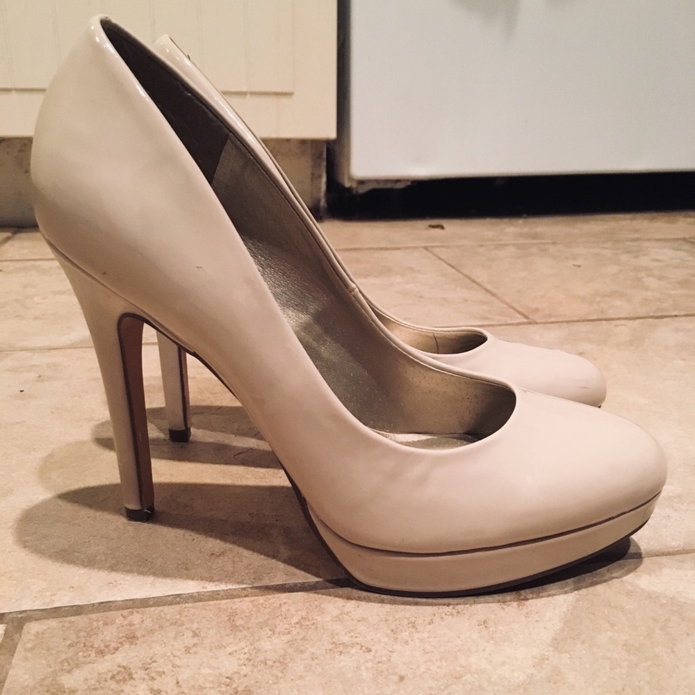 G by Guess Nude Round-toe Dress Pumps